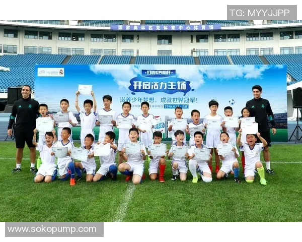 足球巨星璀璨人生揭秘：从少年梦想到世界舞台的辉煌历程